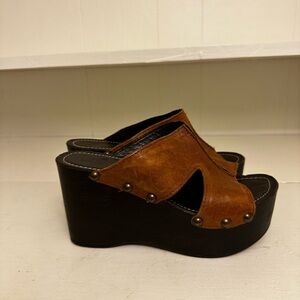 Vicini Tapeet Platform Clogs Size 4.5 (Euro 35)